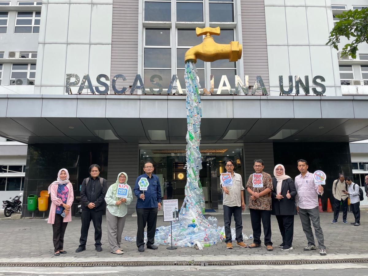 Mahasiswa Ilmu Lingkungan UNS Kampanyekan Gerakan STOP Plastik Sekali