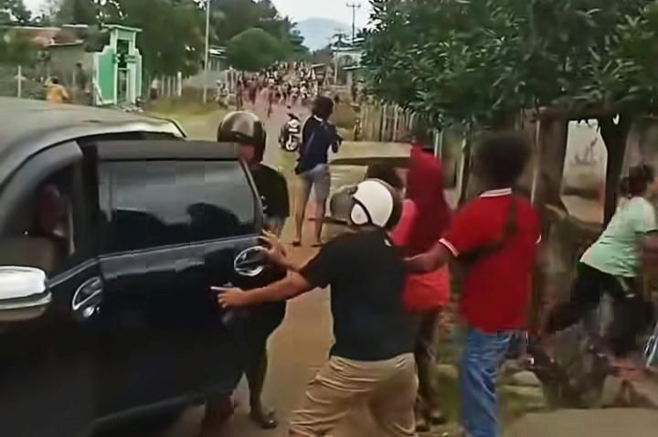 Polisi Dilempari Batu saat Tangkap Tiga Pengedar Narkoba di Dompu