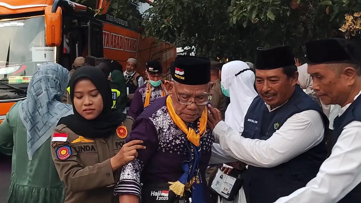 Pelukan Rindu Sambut Kedatangan Jemaah Haji Magetan