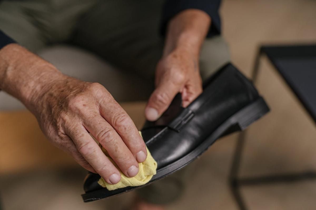5 Cara Merawat Sepatu Kulit agar Tidak Cepat Rusak