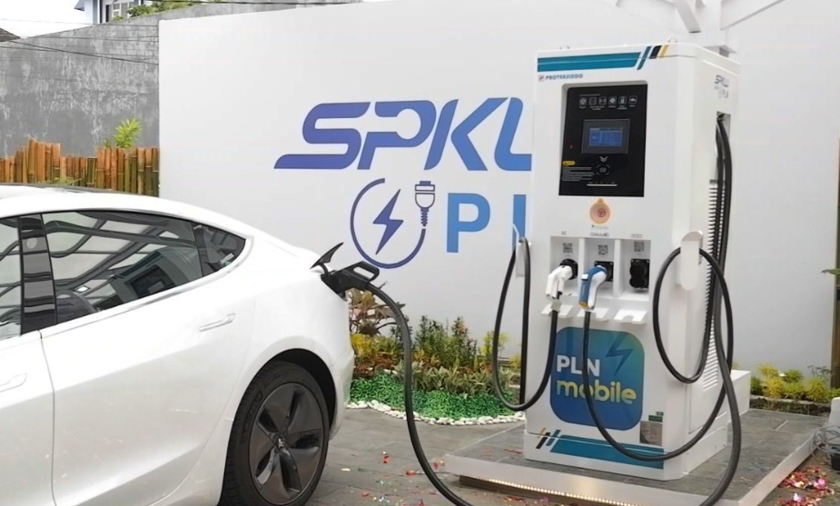 Berapa Lama Charge Mobil Listrik di Rumah dan SPKLU?