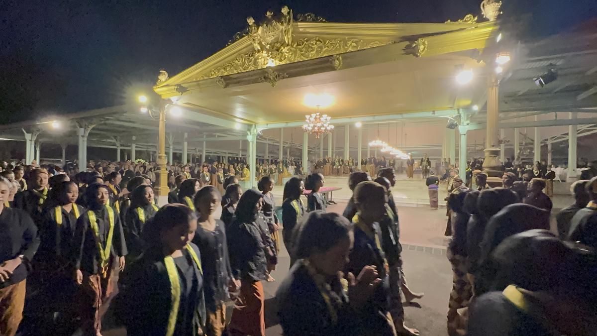 Pejabat dan Artis Ikuti Kirab Laku Tapa Bisu Pura Mangkunegaran Malam 1 Suro