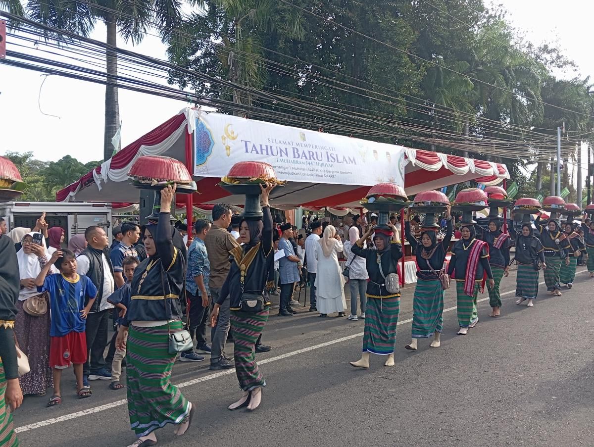 Meriah! Warga Pengadangan Lotim Lakukan Parade Ribuan Dulang