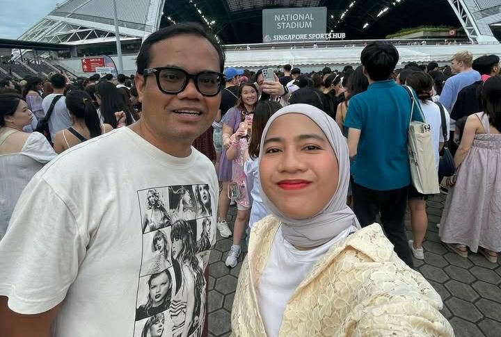 10 Potret Soleh Solihun Nonton Konser Bersama Istri, Satu Frekuensi