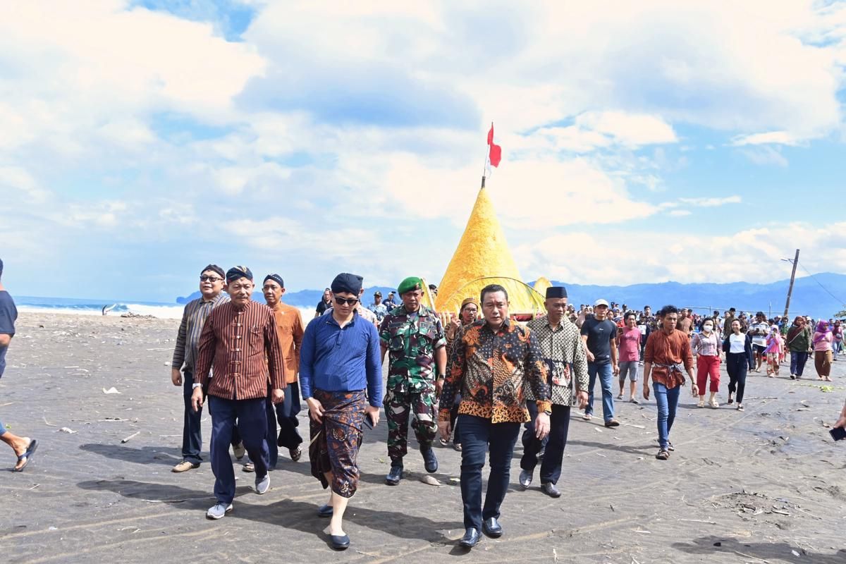 Sambut 1 Suro, Nelayan Pantai Konang Trenggalek Gelar Labuh Laut