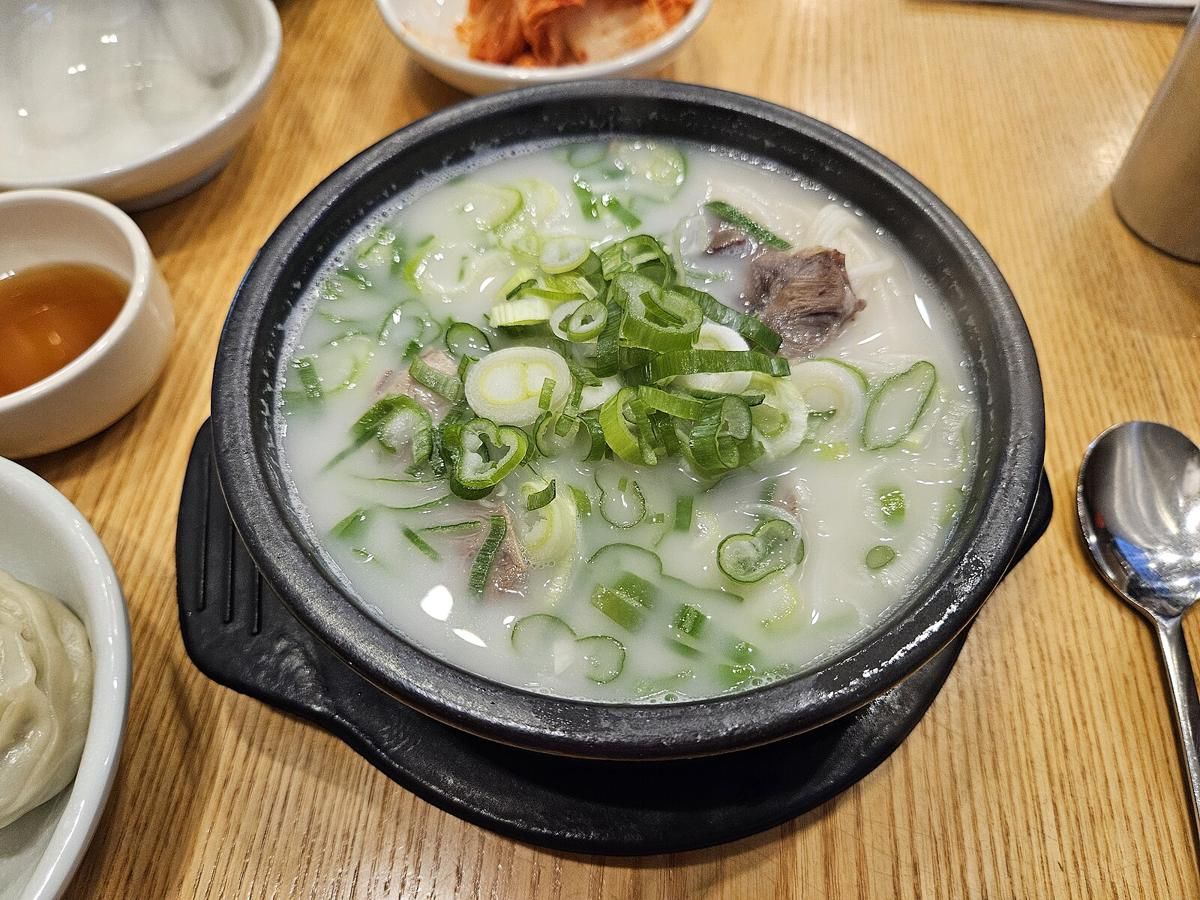 5 Tips Membuat Seolleongtang, Sup Tulang Sapi Korea yang Gurih Nendang