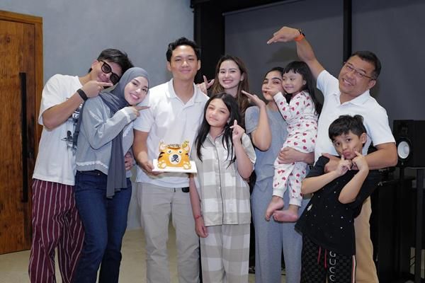 Potret Kejutan Ulang Tahun ke-25 Azriel Hermansyah dari Keluarga