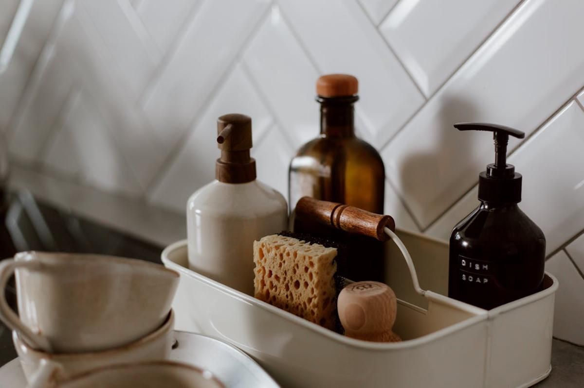 DIY Sabun Cuci Piring dari Jeruk dan Garam, Dijamin Bersih Total