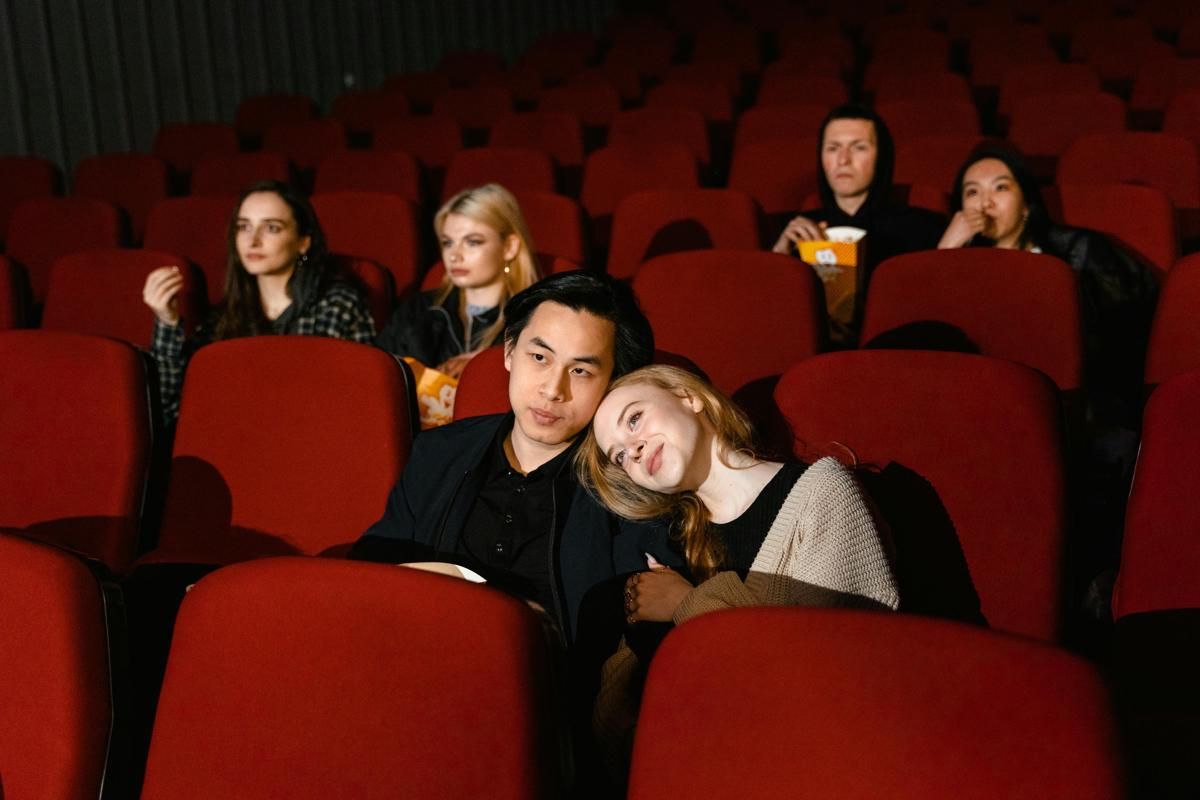 4 Alasan Bioskop Jadi Tempat Kencan Favorit