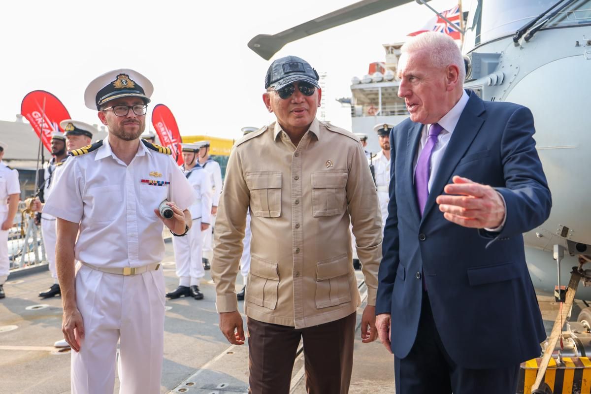 Menhan Sjafrie Kunjungi Kapal Perang Inggris HMS Richmond