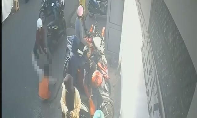 Jurkir di Makassar Dibacok Usai Menegur Pengendara, Pelaku Masih Buron