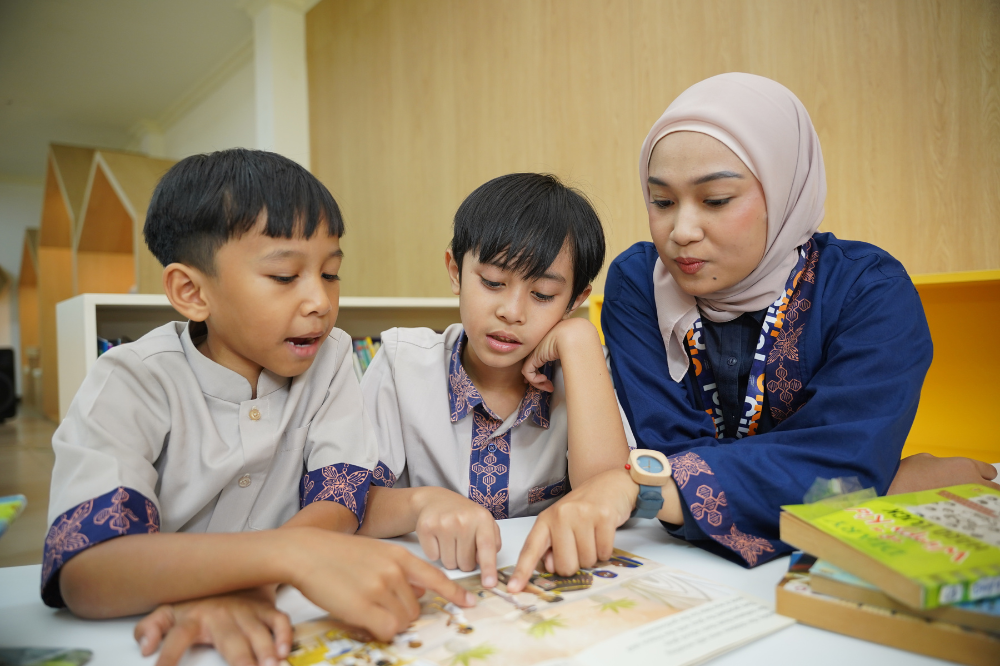 Tak Mudah, Ini 5 Cara Guru Dampingi Anak Berkebutuhan Khusus Belajar