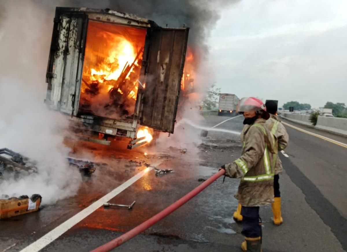 Kobaran Api Hanguskan Truk Ekspedisi di Jalur Tol Cirebon