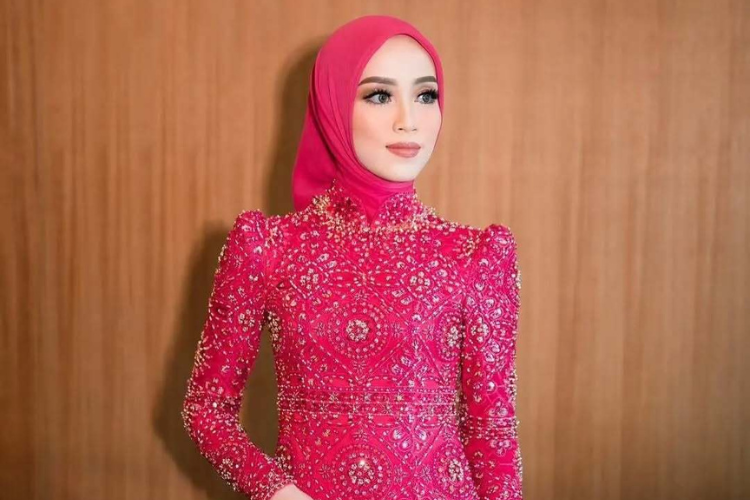 Kebaya Warna Fuschia Cocok dengan Jilbab Apa? Lihat Pilihan Warnanya!