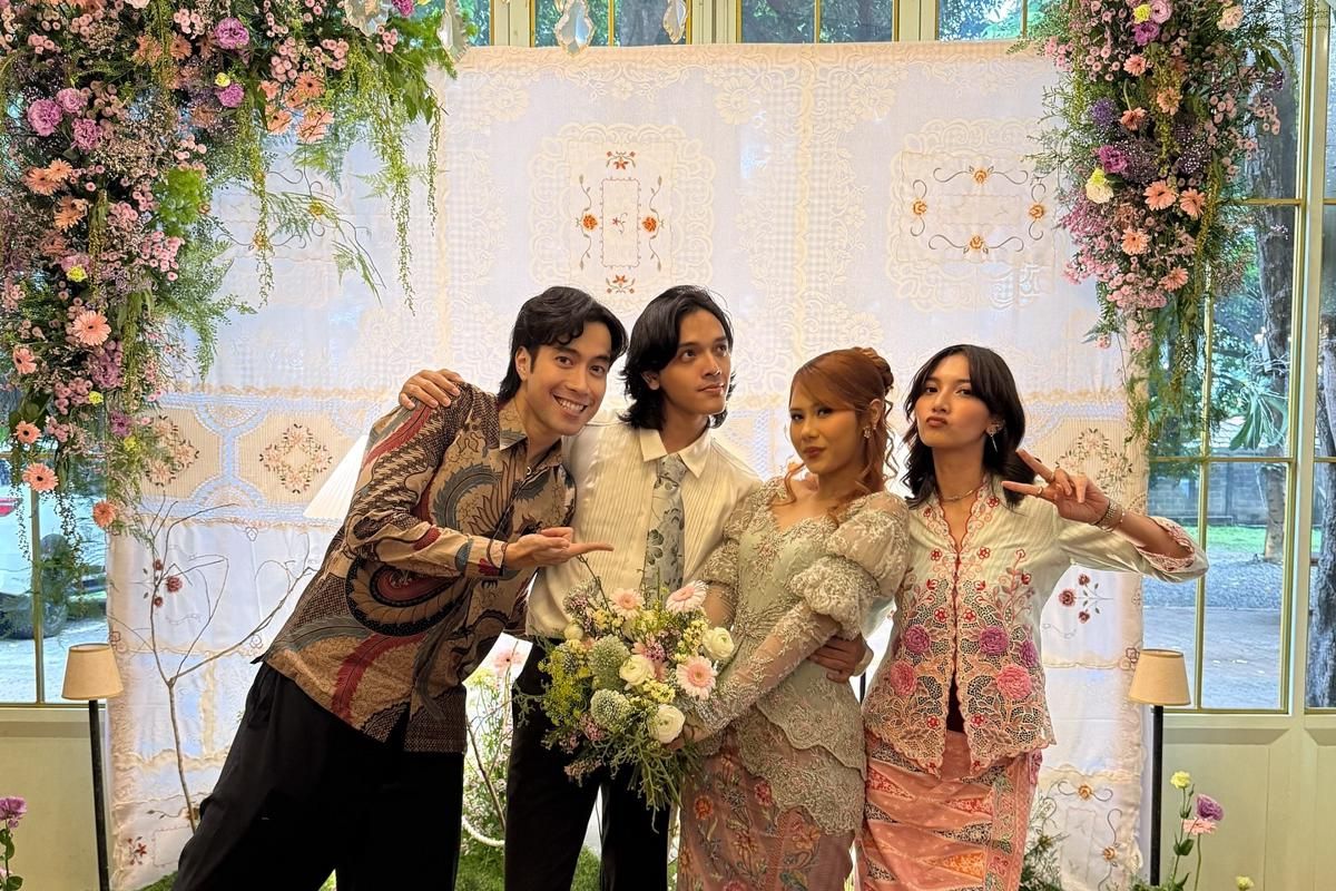 7 Gaya Keluarga di Lamaran Nadin Amizah, Pakai Encim Betawi!