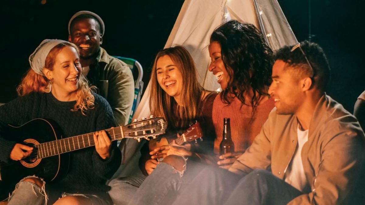 8 Lagu untuk Karaoke yang Enak dan Seru Dinyanyikan Bersama