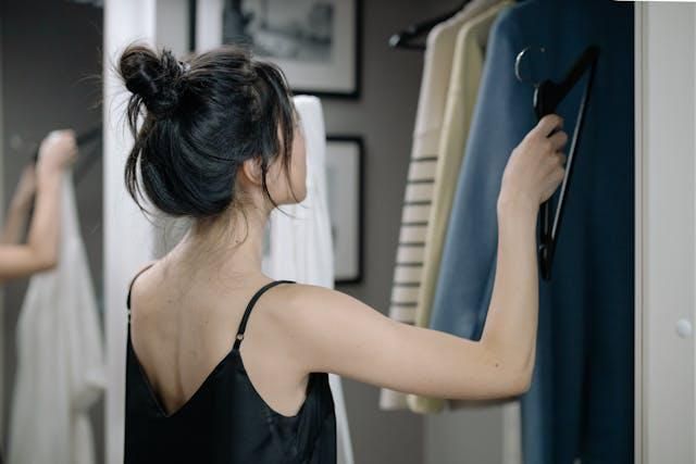  5 Tips Bangun Capsule Wardrobe Simpel untuk Pemula, Gak Perlu Ribet!