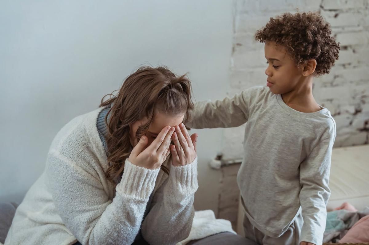 5 Tips saat Kepergok Anak sedang Menangis, Harus Pura-pura Bahagia?