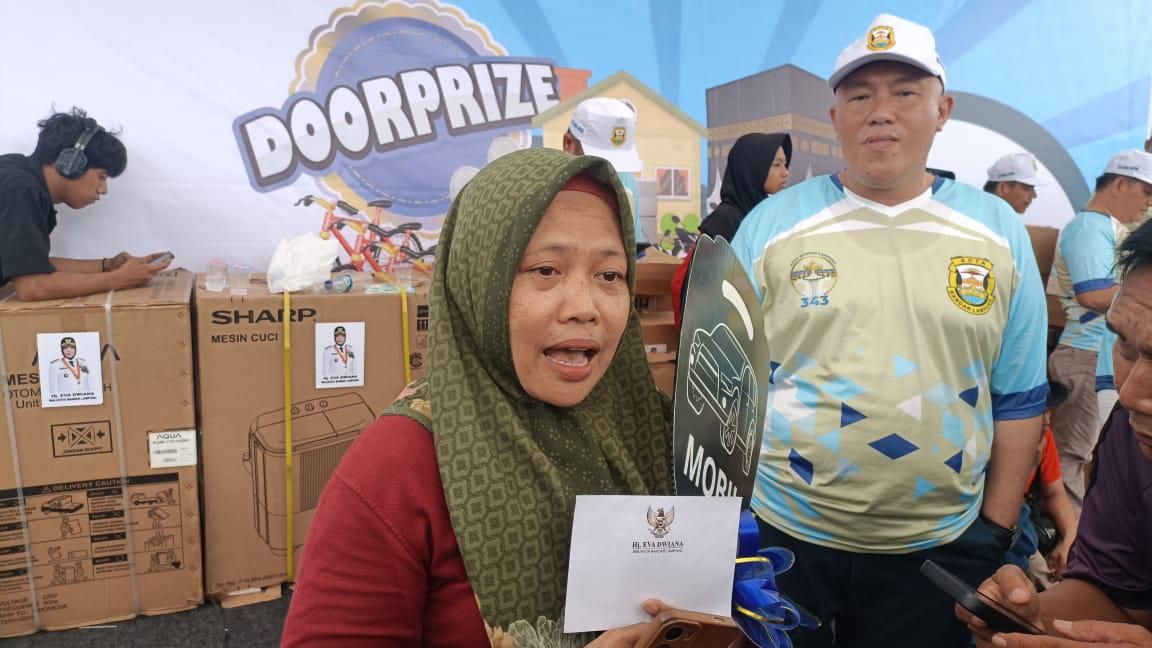Penjaga Kantin Sekolah Dapat Mobil dan Umrah di Jalan Sehat HUT Balam