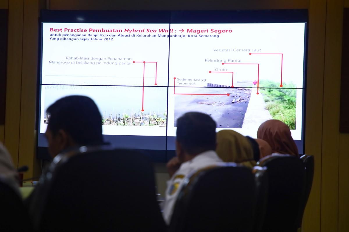 Pemprov Jateng Putuskan Pakai Hybrid Sea Wall Untuk Atasi Banjir Demak