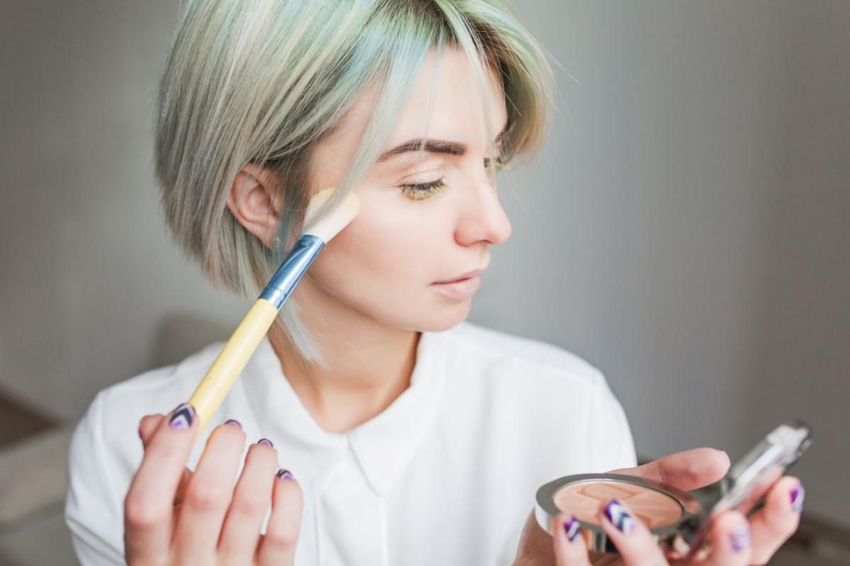 7 Rekomendasi Highlighter Makeup yang Bagus untuk Pemula