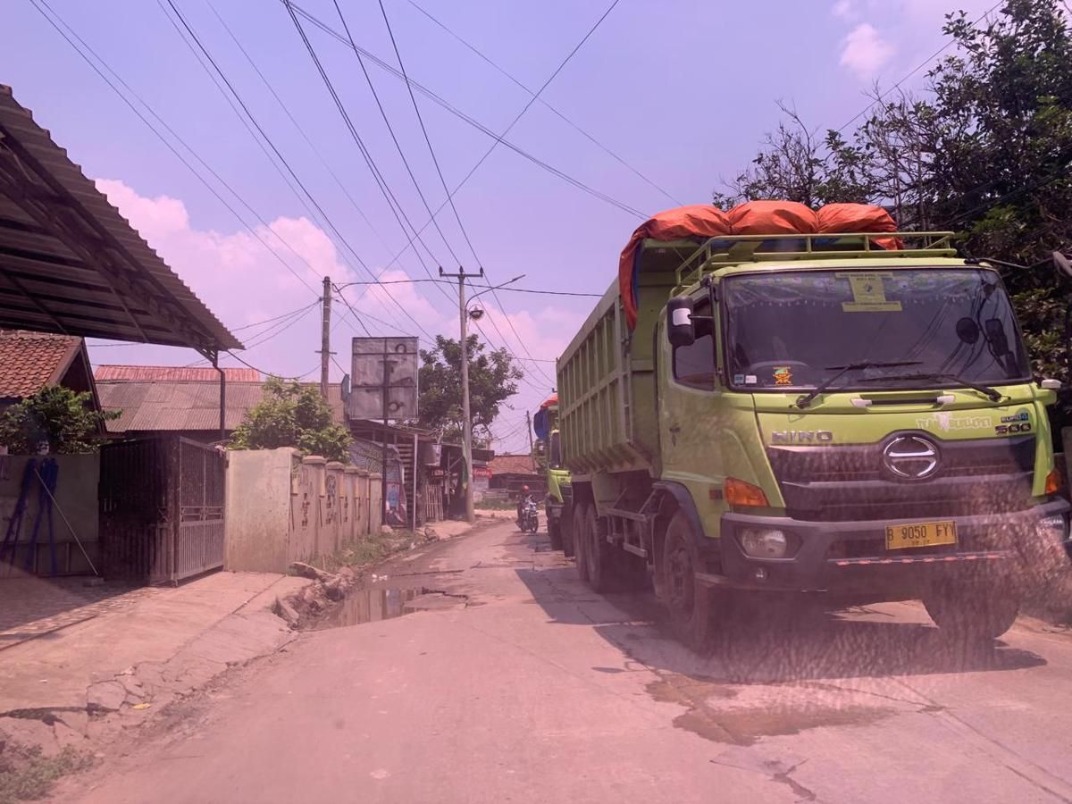 Truk Tanah Bertonase Besar Rusak Jalan dan Sebabkan Kemacetan di Maja