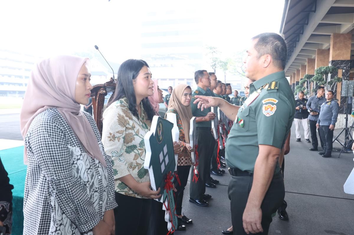 TNI AD Serahkan Bantuan Rumah bagi Istri Prajurit yang Gugur