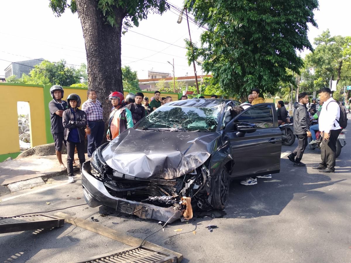 Kronologi Mobil Terbalik Akibat Nabrak Pohon di Jalan Pattimura Medan