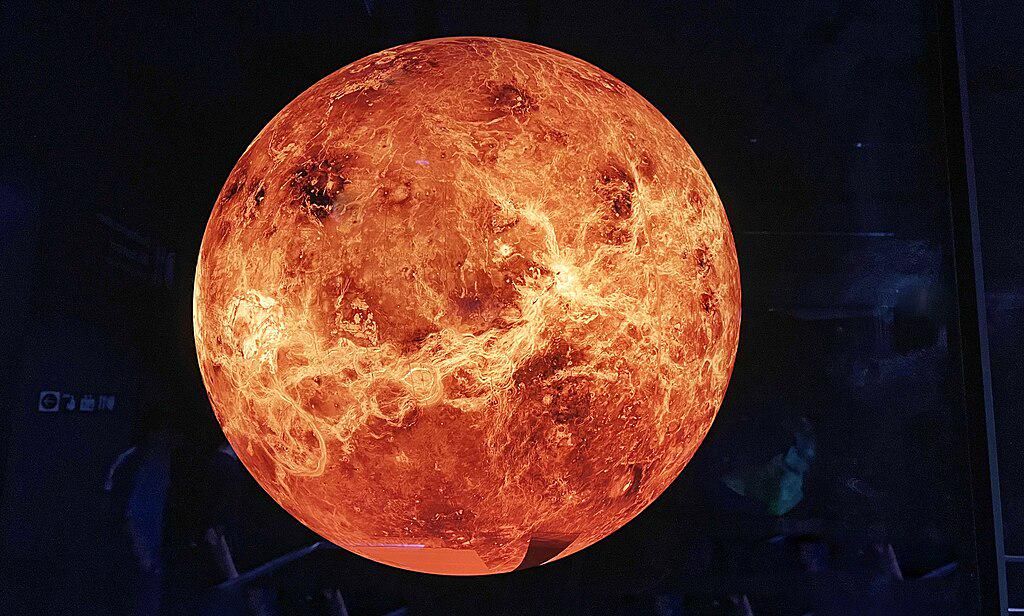 Mengapa Venus Lebih Panas dari Merkurius padahal Jauh dari Matahari?