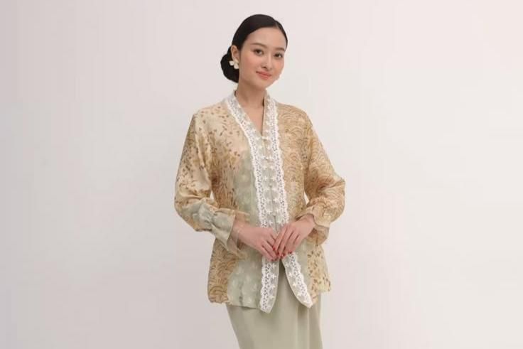 5 Ide OOTD Rok Plisket Kebaya Batik yang Menawan
