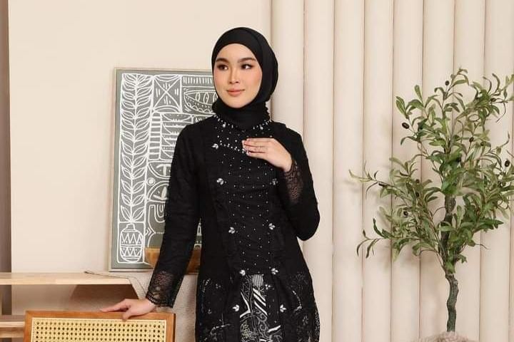 5 Ide OOTD Rok Plisket Kebaya Hitam yang Elegan dan Simple