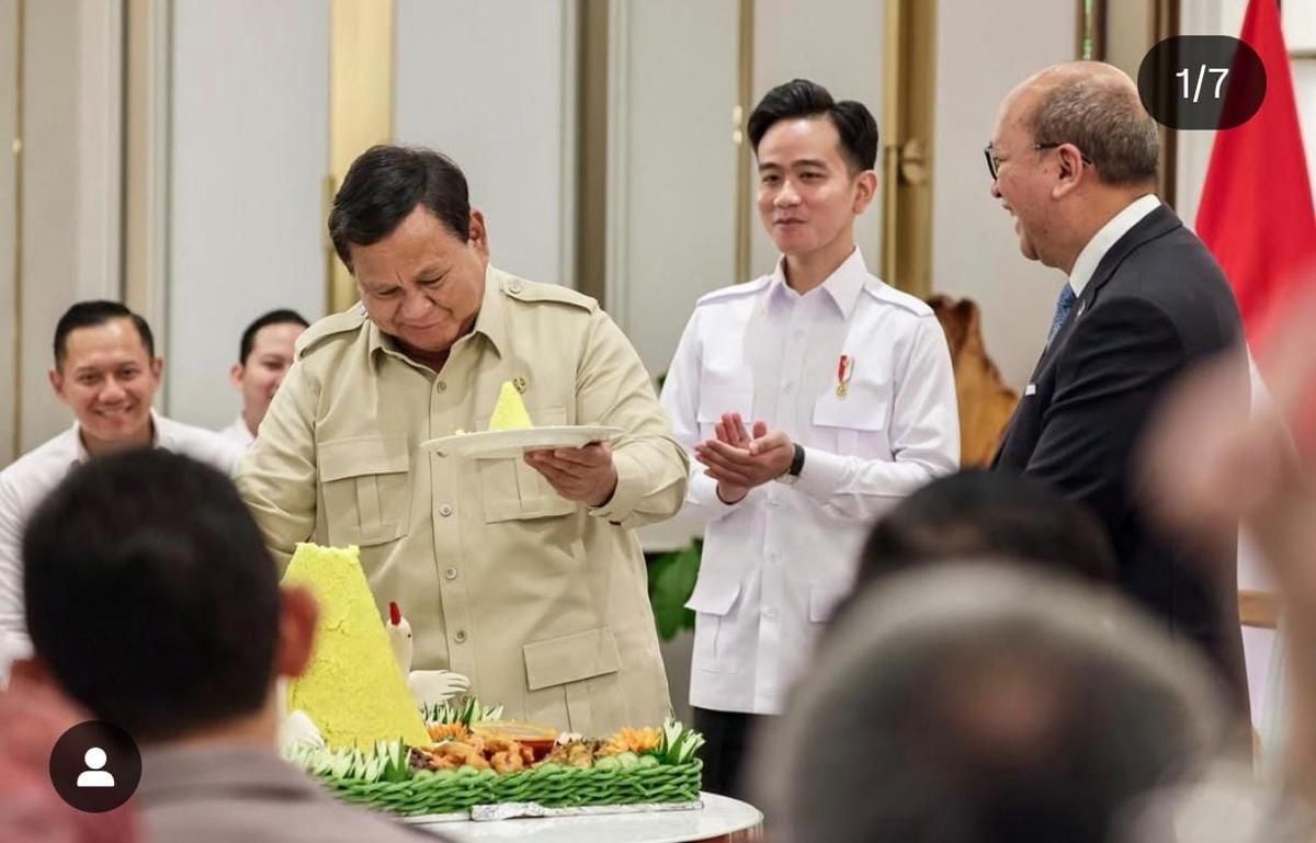 Ditemani Gibran, Prabowo Potong Tumpeng di Wisma Danantara