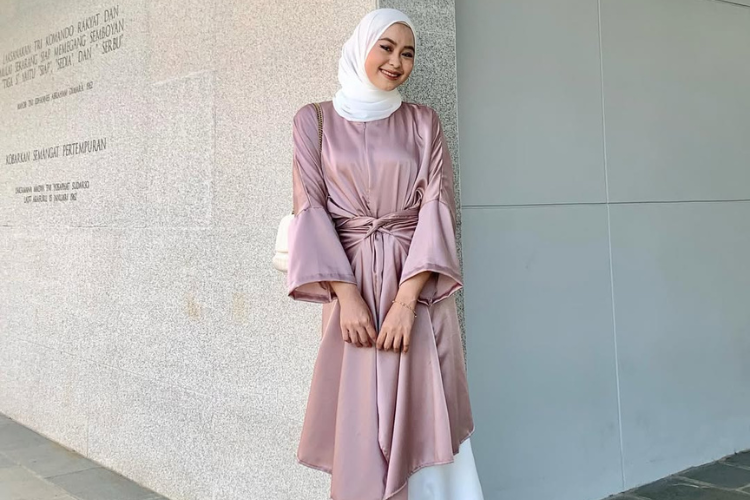 6 Model Stylish Tunik Polos Bahan Satin buat Upgrade Penampilanmu