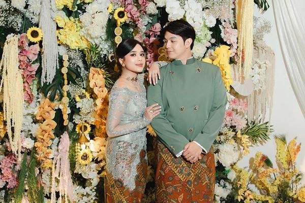 7 Potret Lamaran Brisia Jodie dengan Jonathan Alden, Suasananya Haru