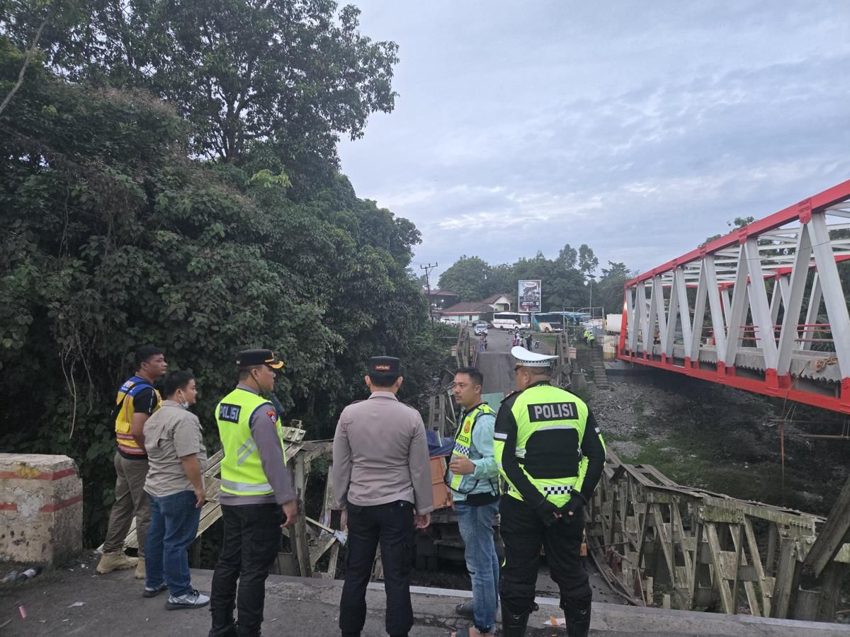 4 Truk Batu Bara Terperosok saat Jembatan Muara Lawai Ambruk