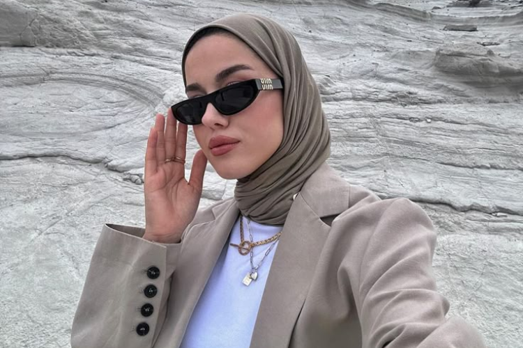 5 Model Kalung Emas Panjang yang Cocok untuk Perempuan Berhijab