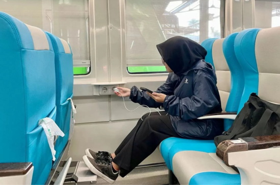 Waspada! Ini Alat Elektronik yang Tidak Boleh Dicolok di Kereta
