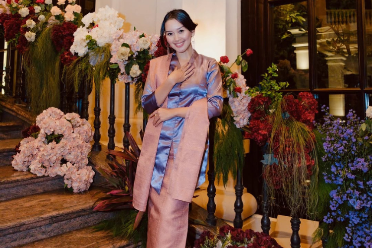 5 Inspirasi Model Kebaya Polos Simpel tapi Mewah