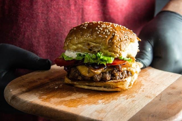 4 Rekomendasi Kedai Burger Estetik di Jogja, harus Mampir!