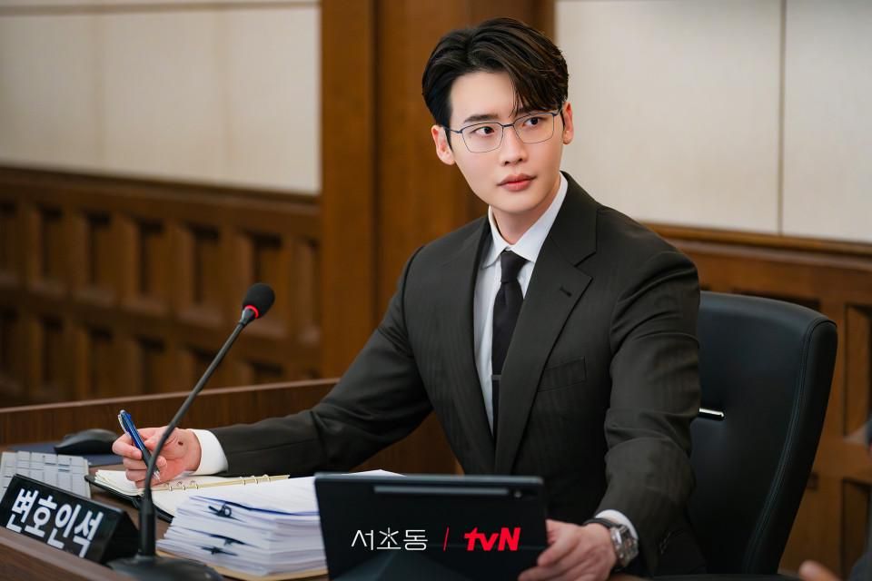 7 Still Cuts Lee Jong Suk di Law and the City, Jadi Pengacara Senior