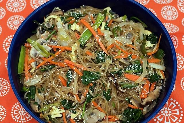 5 Cara Menghangatkan Japchae agar Tidak Lengket dan Tetap Kenyal