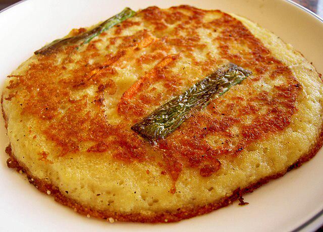 5 Tips Bikin Bindaetteok, Pancake Kacang Hijau yang Autentik