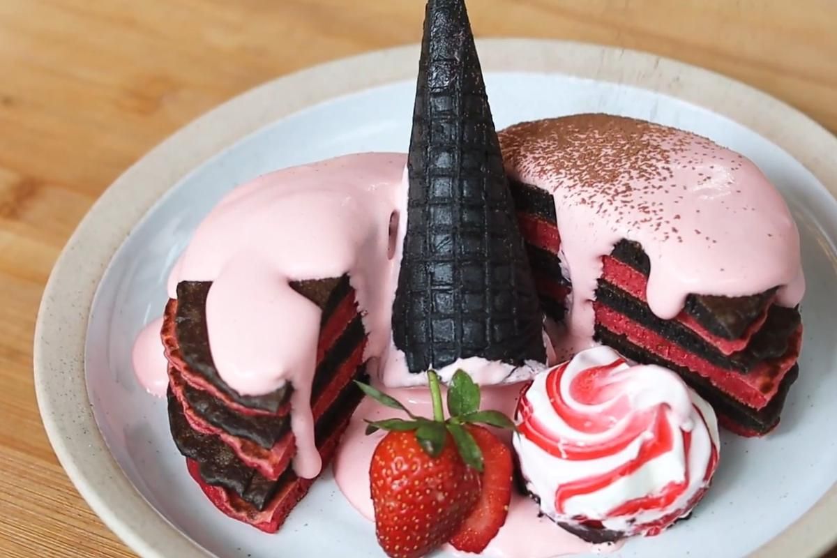 Resep Black Pink Pancake yang Lembut dan Manisnya Pas