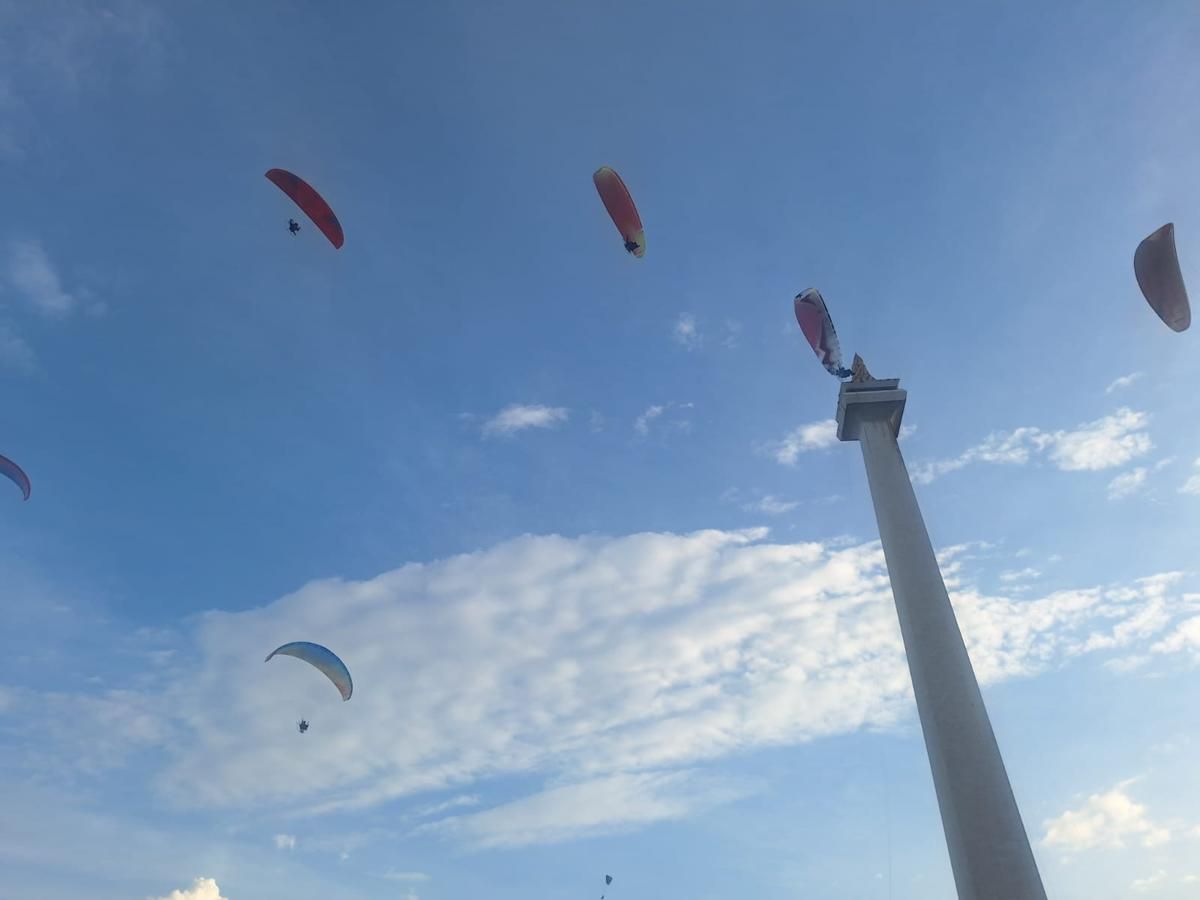 Atraksi Paramotor Awali HUT Bhayangkara di Monas