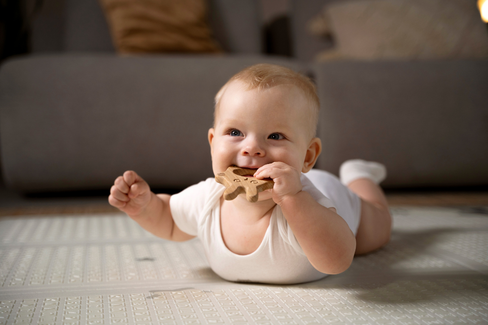 7 Life Hacks Ini Bermanfaat untuk Bayi yang Sedang Tumbuh Gigi, Yuk Dicoba Ma!