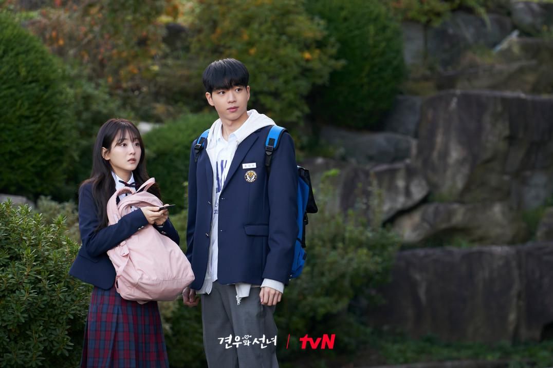 7 Bukti Pyo Ji Ho Menyukai Park Sung A di Drakor Head Over Heels