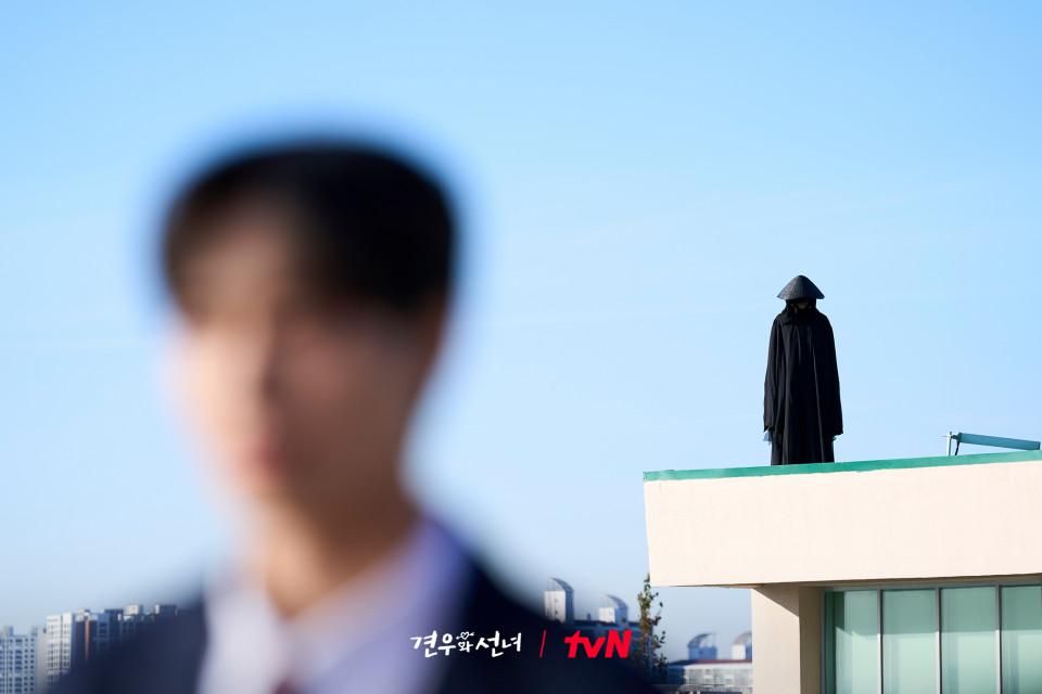 7 Fakta Hantu Bunuh Diri yang Mengikuti Bae Gyeon U di Head Over Heels