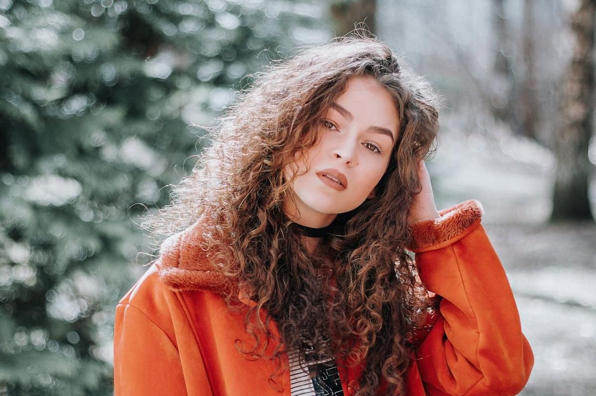 6 Tips Styling dan Merawat Rambut Cloud Curls agar Tetap Sehat 