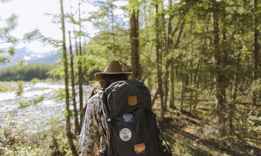 7 Tips Solo Hiking Aman Tanpa Sinyal HP di Gunung