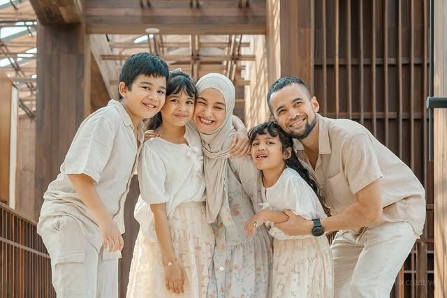 15 Artis yang Sudah Punya 3 Anak Sebelum 35 Tahun, Ada Kesha Ratuliu